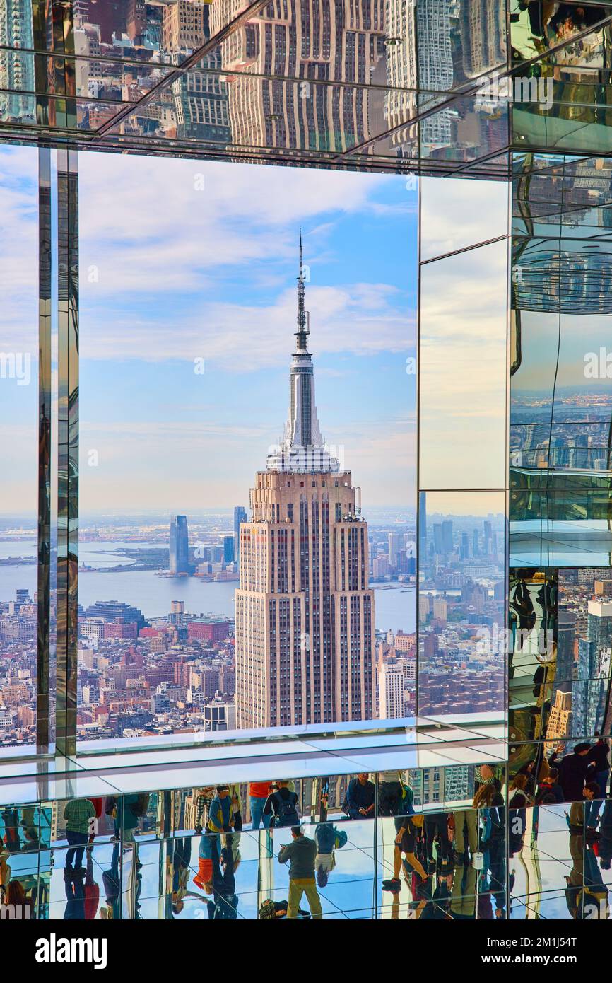 Details zum Gipfel des Empire State Building vom Gipfel eines Spiegelglasspiegels mit vielen Touristen Stockfoto