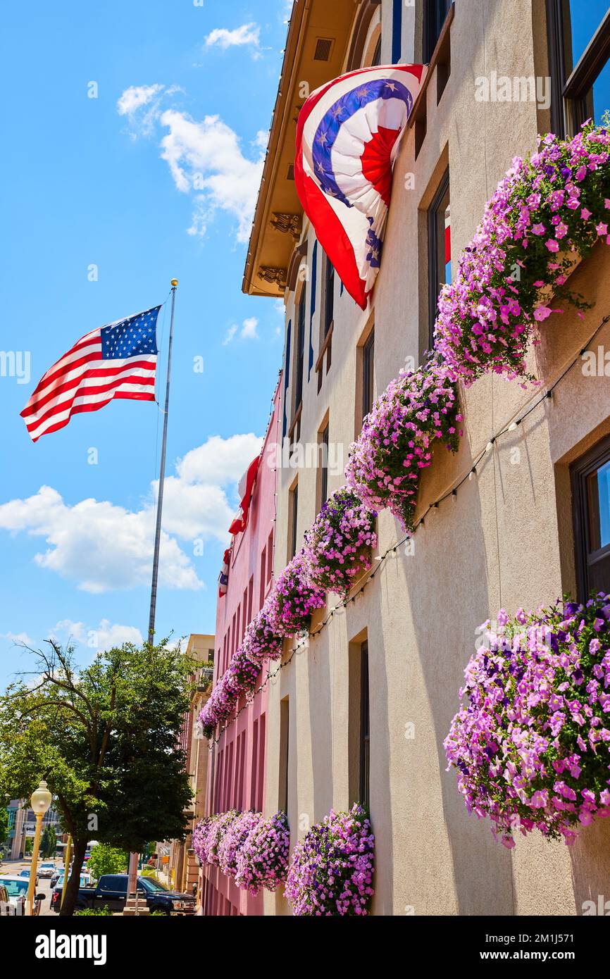 Amerikanische Flagge und Farben an den Wänden mit pinkfarbenen Fensterblumen Stockfoto