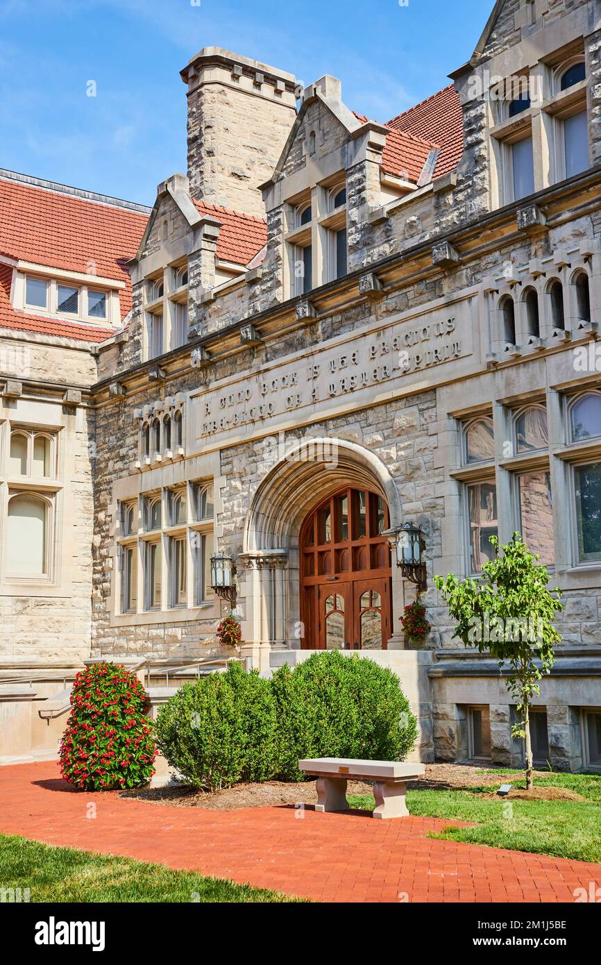 Wunderschöne Kalksteinarchitektur auf dem Bloomington College Campus Stockfoto