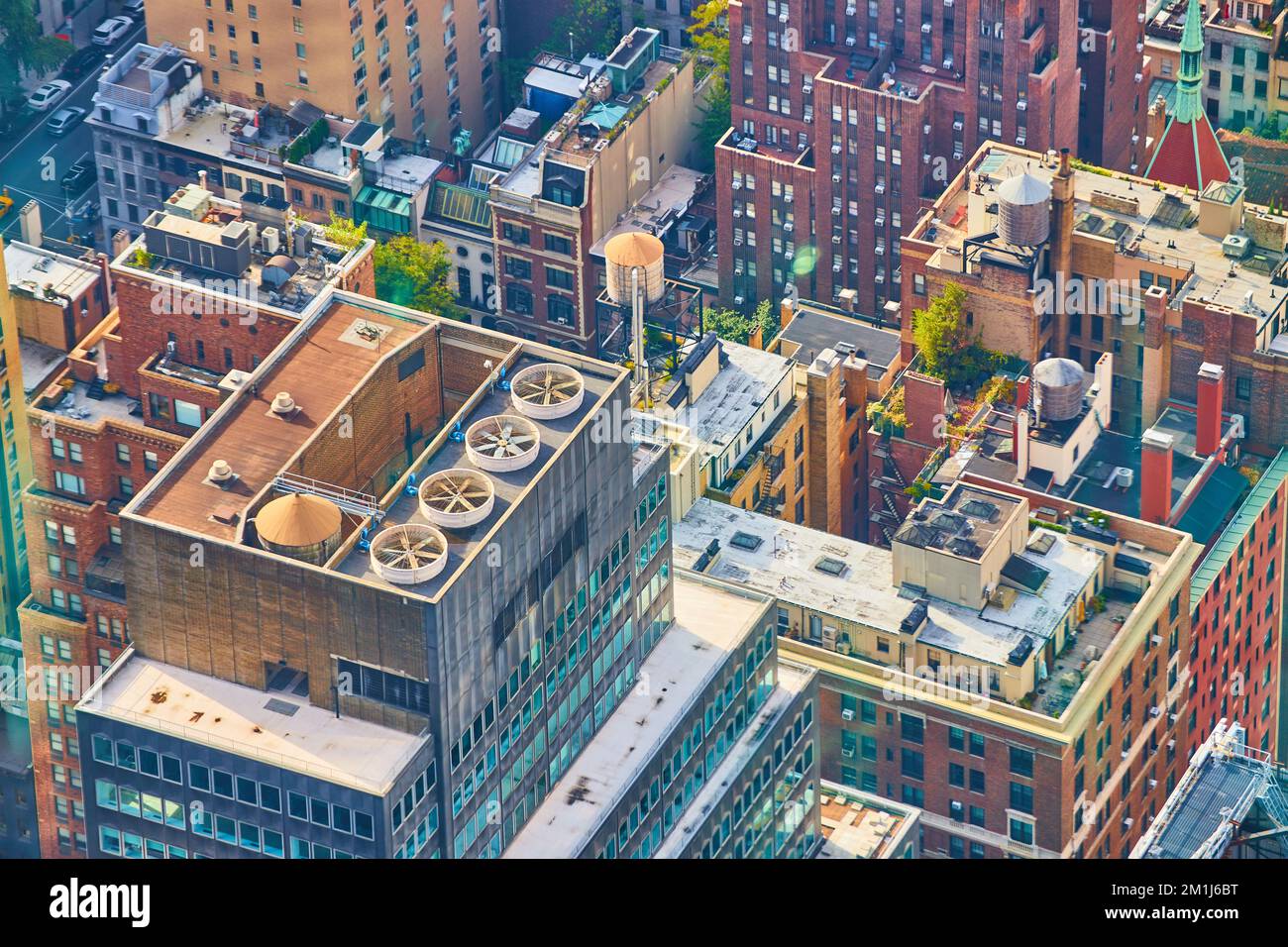 Mit Blick auf Wolkenkratzer in New York City mit Ventilatoren Stockfoto