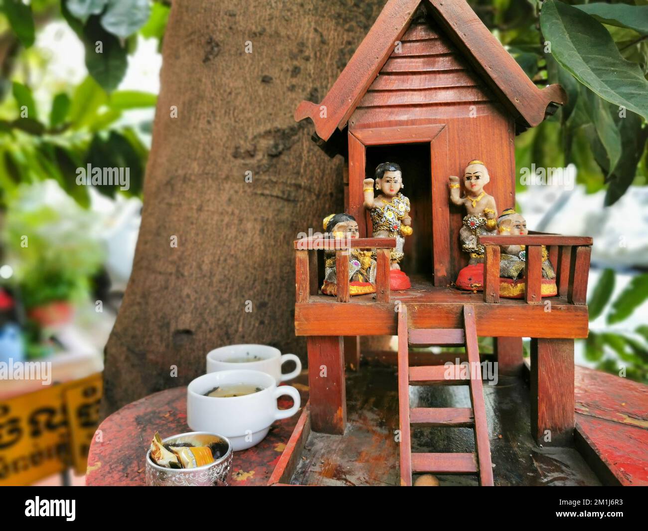 Kambodschanischer Schrein. Ein traditionelles Holzhaus für Gottesdienst und spirituellen Glauben. Buddhistische Religion und Kultur in Phnom Penh, Kambodscha. Stockfoto