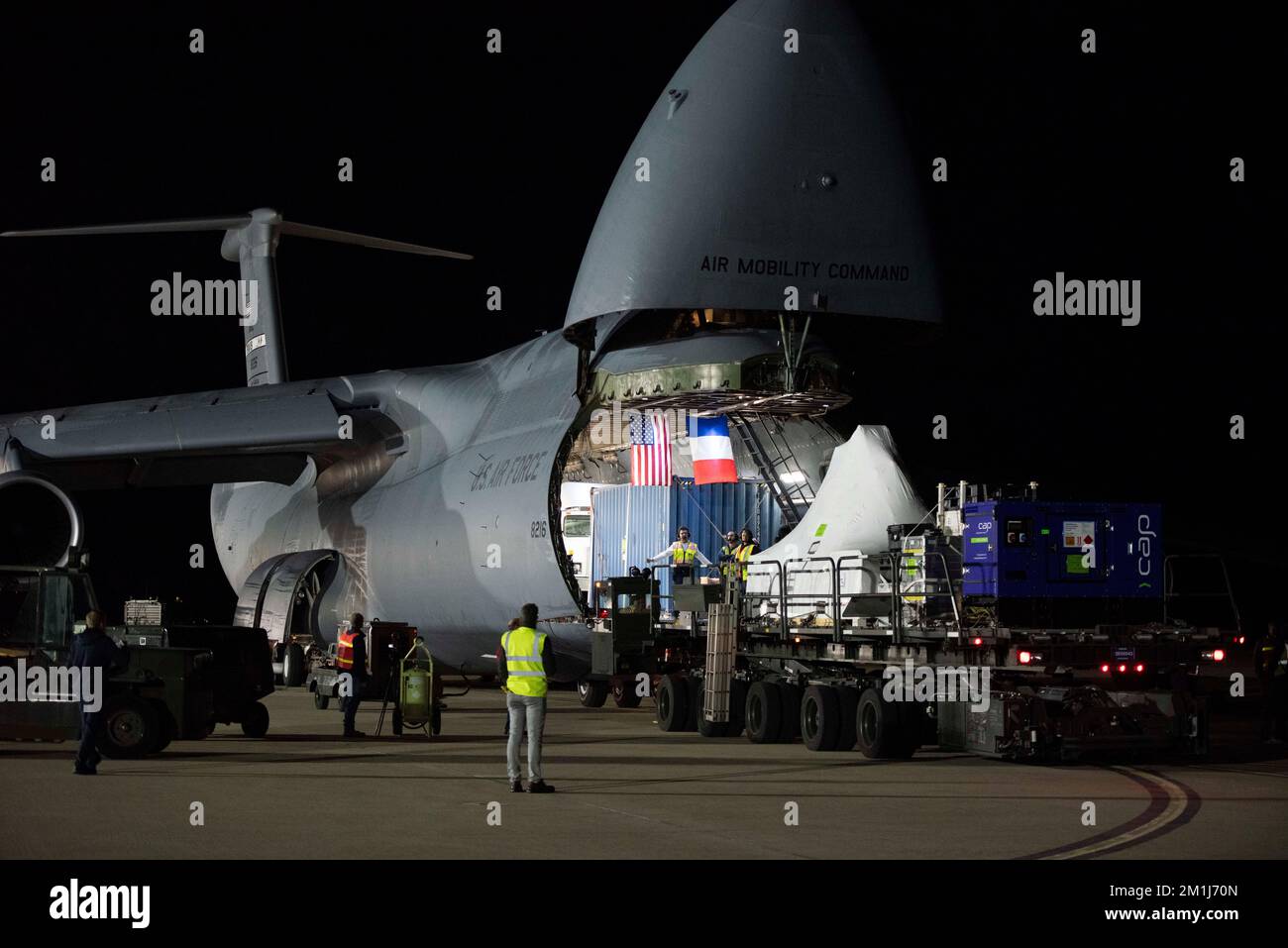 Mitglieder des Jet Propulsion Laboratory der NASA, des Goddard Space Flight Center der Agentur und Flugleute des 30. Logistics Readiness Squadron laden Weltraumausrüstung von einer C-5C Super Galaxy auf einen 60K-Lader am Vandenberg Space Force Base, Kalifornien, ab 16. Oktober 2022. Die Entladung diente der Unterstützung des internationalen Satelliten als Teil der Mission Oberflächenwasser und Ozeantopographie. (USA Air Force Foto von Senior Airman Alexander Merchak) Stockfoto