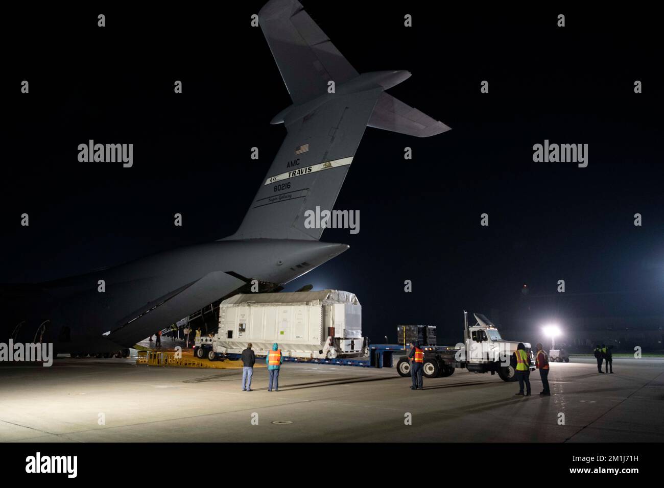 Mitglieder des Jet Propulsion Laboratory der NASA, des Goddard Space Flight Center der Agentur, 22. Airlift Squadron Airmen und 30. Logistics Readiness Squadron Airmen entladen den Surface Water and Ocean Topography (SWOT)-Satelliten von einer C-5C Super Galaxy auf die Fluglinie am Vandenberg Space Force Base, Kalifornien, 17. Oktober 2022. Die 22. AS transportierte und entlud den SWOT-Satelliten im Rahmen einer internationalen gemeinsamen Mission. (USA Air Force Foto von Senior Airman Alexander Merchak) Stockfoto