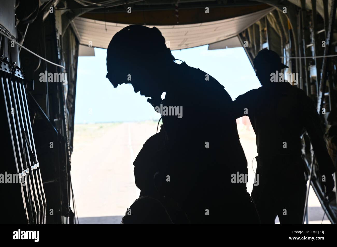 EIN US-AMERIKANISCHER Air Force Pararescueman bereitet seinen Fallschirm für einen militärischen freien Fall in Ostafrika vor, 1. Dezember 2022. Pararescuemen oder PJs Schulen regelmäßig in lebensrettenden Fähigkeiten, um sicherzustellen, dass sie in der Lage sind, jede humanitäre Situation oder Krisensituation wirksam zu unterstützen. (USA Air Force Foto von Tech. Sgt. Jayson Burns) Stockfoto