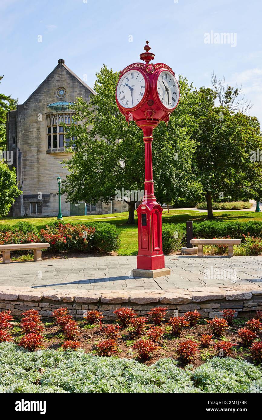 Die rote Uhr der Bloomington Indiana University im Sommer Stockfoto