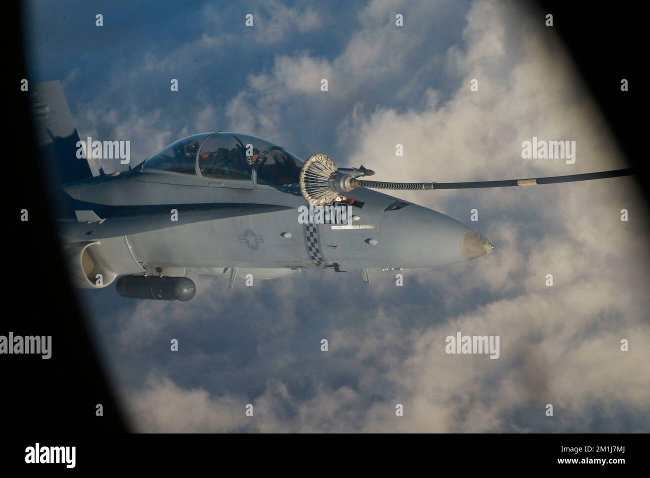 USA Marines mit Marine Aerial Tanker Transport Squadron (VMGR) 152 betanken ein F/A-18D Hornet Flugzeug mit Marine Fighter Attack Squadron 312 während Ryukyu Vice 23,1 nahe Kadena Air Base, Okinawa, Japan, 7. Dezember 2022. Ryukyu Vice ist eine gemeinsame Übung zur Führung und Kontrolle der Luftfahrt mit festem Flügel, die 1. taktischen Flugkontrollpersonal von Marine Aircraft Wing in offensiven, defensiven und Gegenflug-Szenarien ausbildet. (USA Marinekorps, Foto: Lance CPL. Samantha Rodriguez) Stockfoto