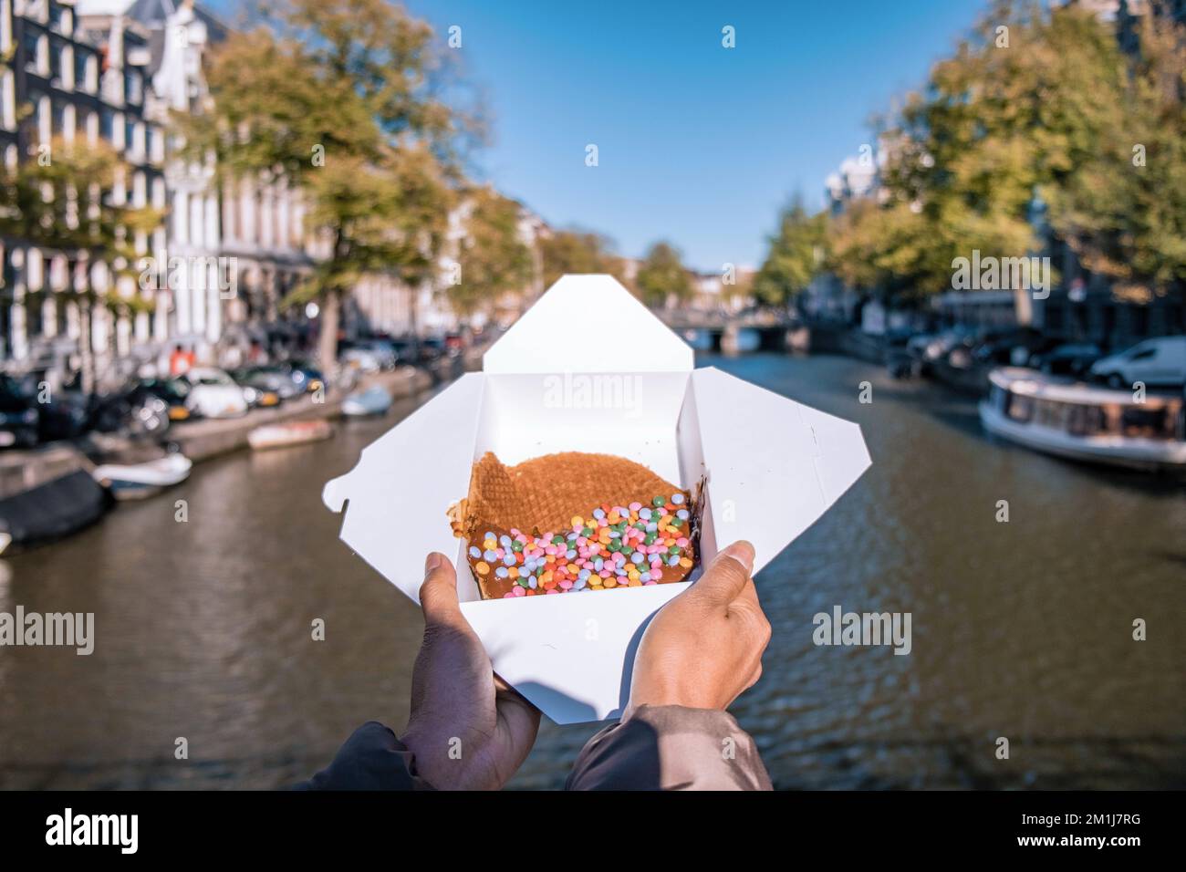Stroopwafel in Amsterdam ist typisch holländisches Essen, zwei runde ...