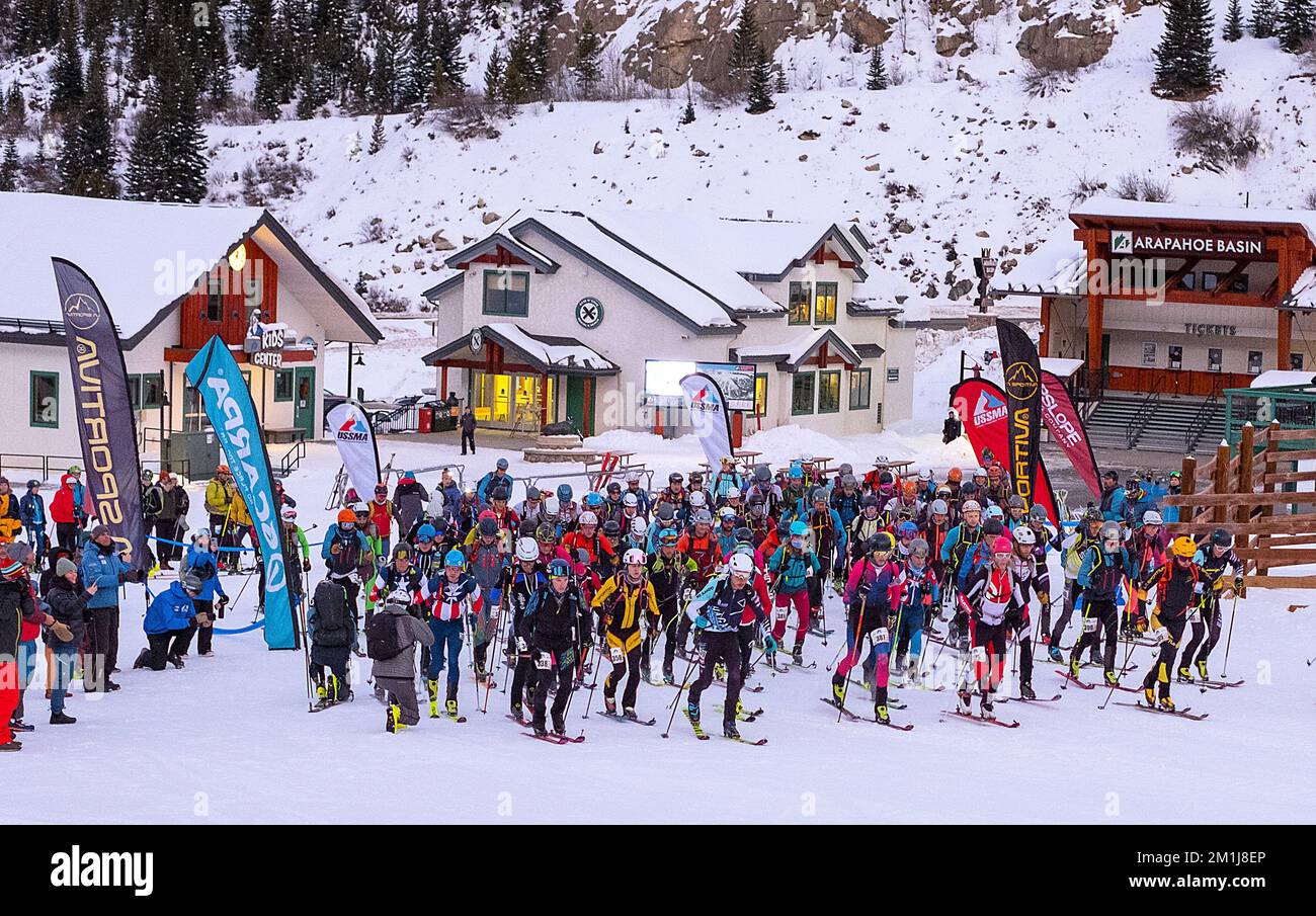 11. Dezember 2022: Skifahrer verlassen die Startschlange für eine anstrengende Bergfahrt, beginnend mit dem Tour de Basin SKIMOIndividual Race, A-Basin Skigebiet, Frisco, Colorado Stockfoto