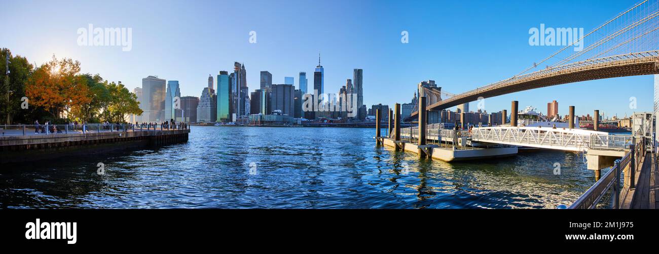 Panoramablick von Brooklyn New York City über eine Brücke bei Sonnenuntergang mit der Stadt im Hintergrund Stockfoto