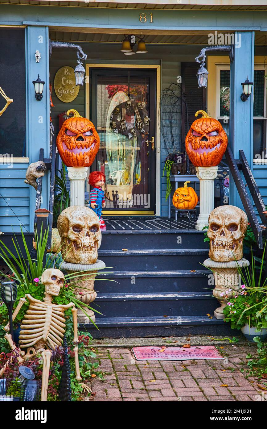 Kürbisse und Skelette für Halloween schmücken das Äußere der amerikanischen Veranda in New York Stockfoto