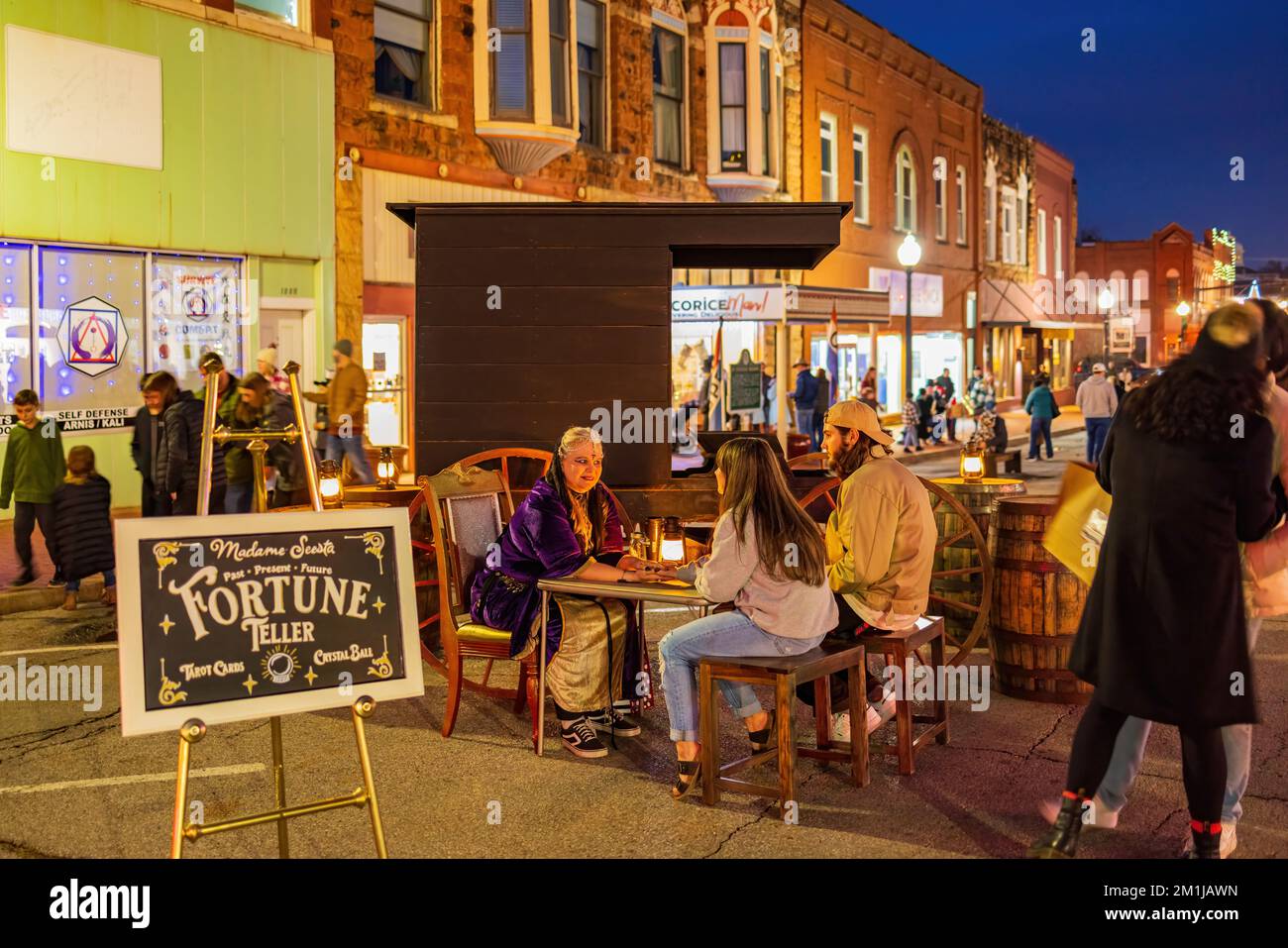 Oklahoma, 10 2022. DEZEMBER - Wahrsager auf dem berühmten Guthrie Victorian Walk Stockfoto