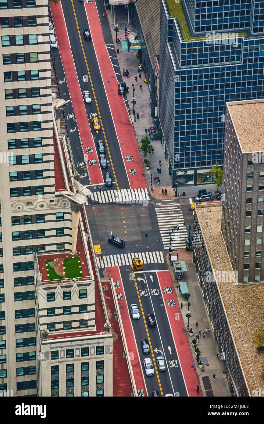Mit Blick auf die Kreuzung von New York City mit roten und schwarzen Gassen und mit Wolkenkratzern gesäumt Stockfoto