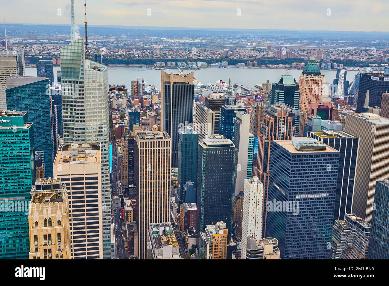 Blick über die Skyline von New York City im Herzen von Manhattan voller Wolkenkratzer Stockfoto