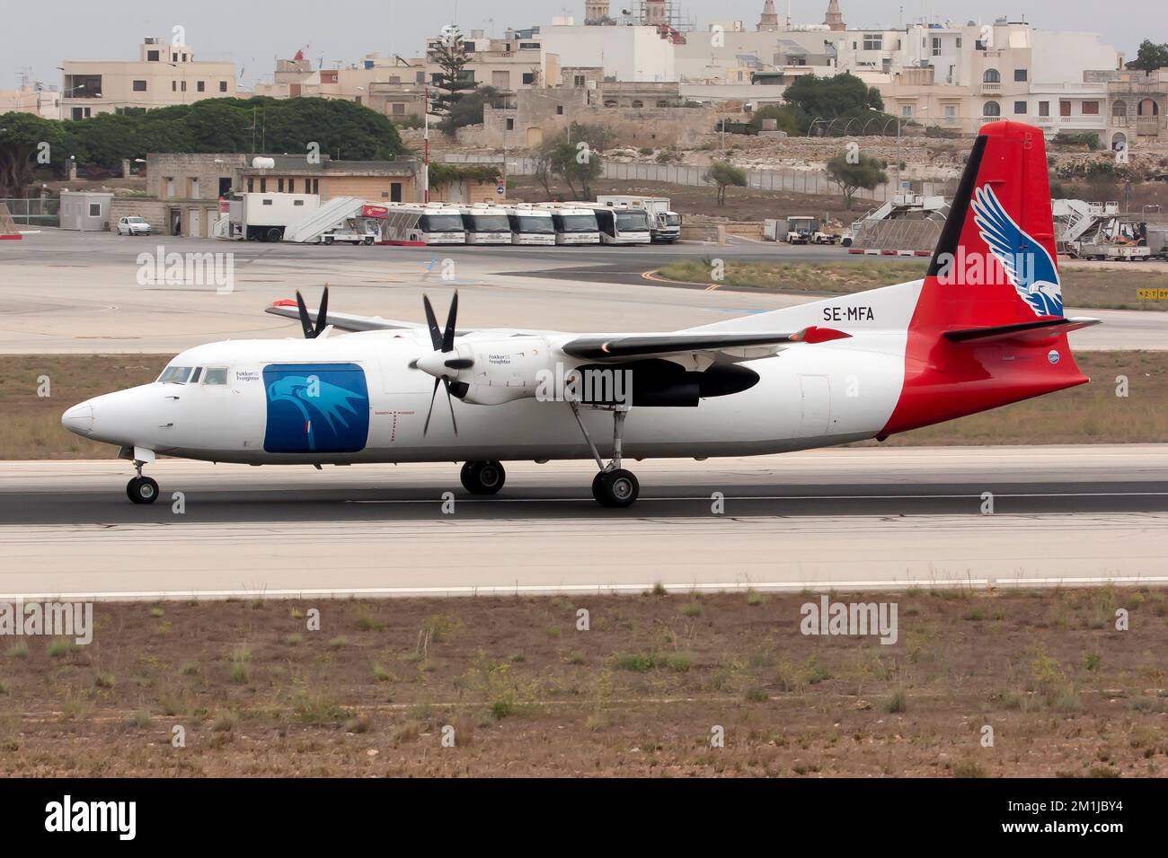 Ein Amapola Flyg Fokker 50 Frachter auf der Start- und Landebahn des internationalen Flughafens Malta.Amapola Flyg ist eine Passagier- und Frachtfluggesellschaft mit Sitz in Stockholm, Schweden. Das Unternehmen betreibt Frachtdienste für die schwedische Post, Jetpak und MiniLiner vom Flughafen Maastricht Aachen und seinem Hauptstandort am Flughafen Stockholm-Arlanda. Stockfoto