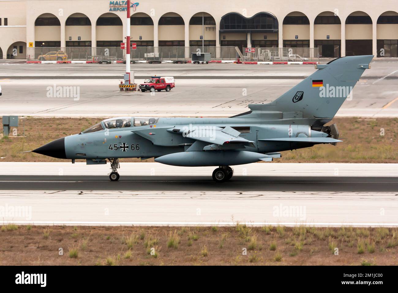 Eine deutsche Luftwaffe Panavia Tornado IDS ist gerade auf dem internationalen Flughafen Malta gelandet.die Panavia Tornado ist eine Familie von zweimotorigen, variabel fegenden Multifunktionsflugzeugen, die gemeinsam von Italien, Großbritannien und Westdeutschland entwickelt und hergestellt werden. Es gibt drei primäre Tornado-Varianten: Der Tornado IDS (Interdictor/Strike) ist ein Kampfbomber. Stockfoto