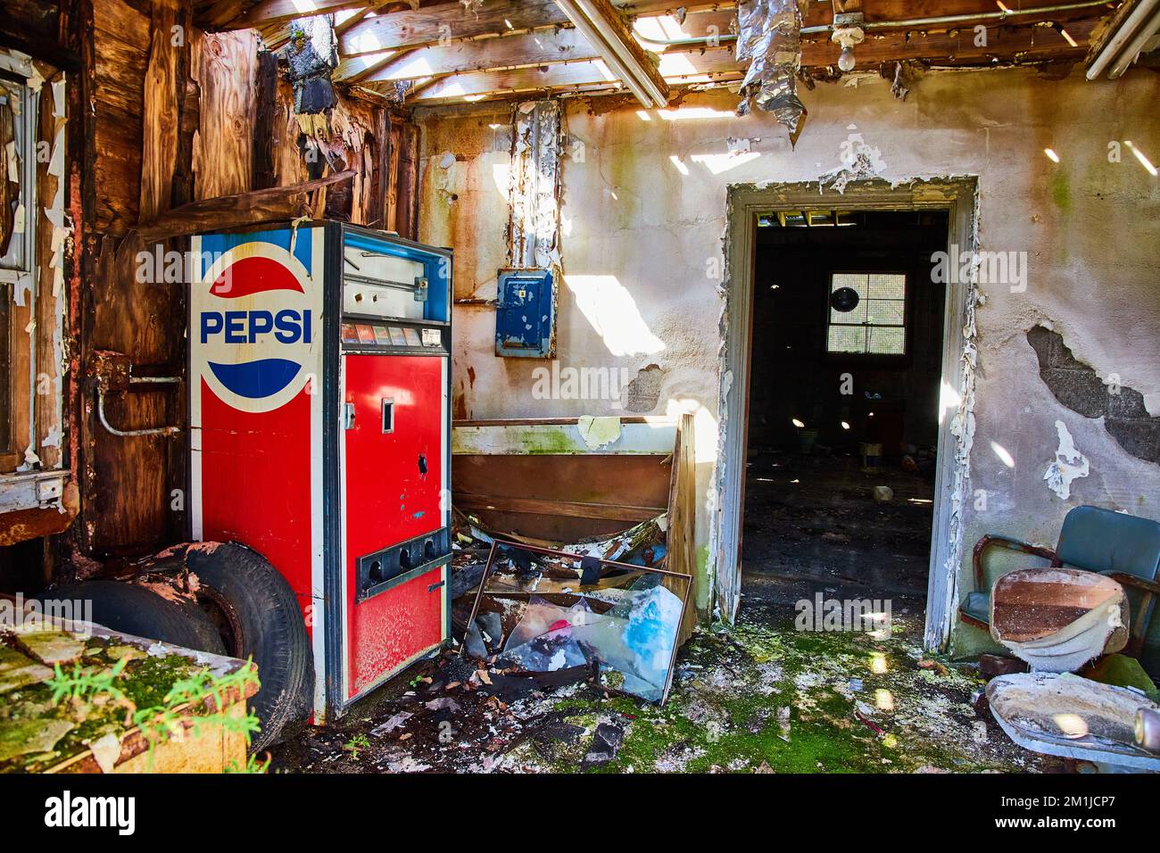 Verlassener Pepsi-Automat vor dem Eingang des verlassenen Gebäudes Stockfoto