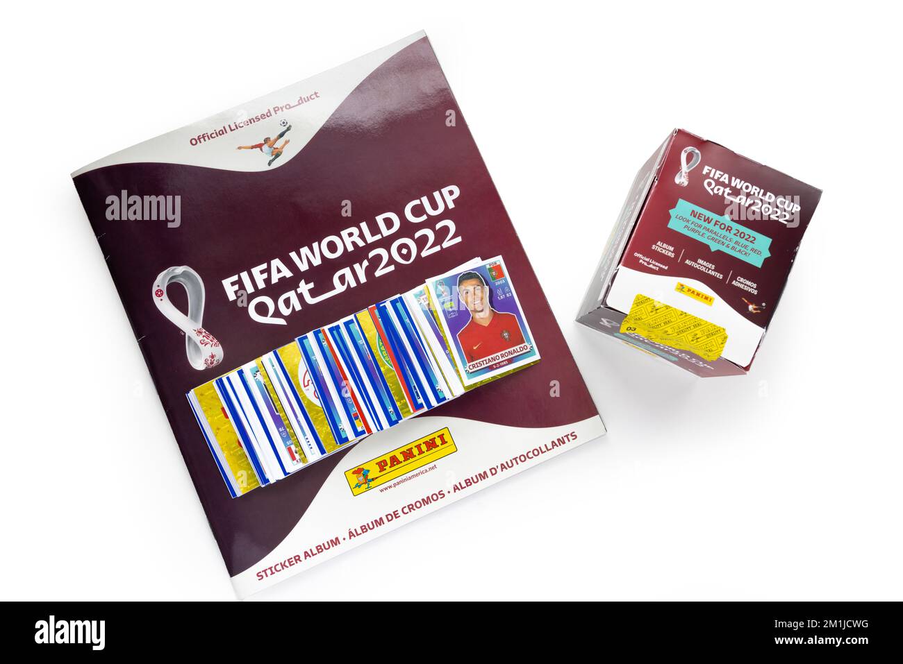 Calgary, Alberta, Kanada. 11. Dezember 2022. Eine Schachtel mit Panini-Aufklebern und das Fünfen-Weltmeisteralbum Katar 2022. Stockfoto