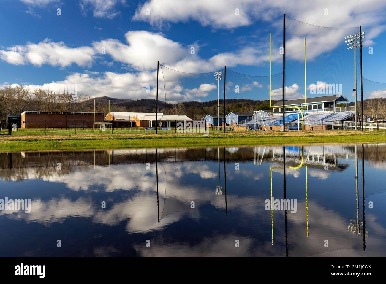 Reflexionen des Ives-Lemel Family Field am Brevard College in Brevard, North Carolina, USA Stockfoto
