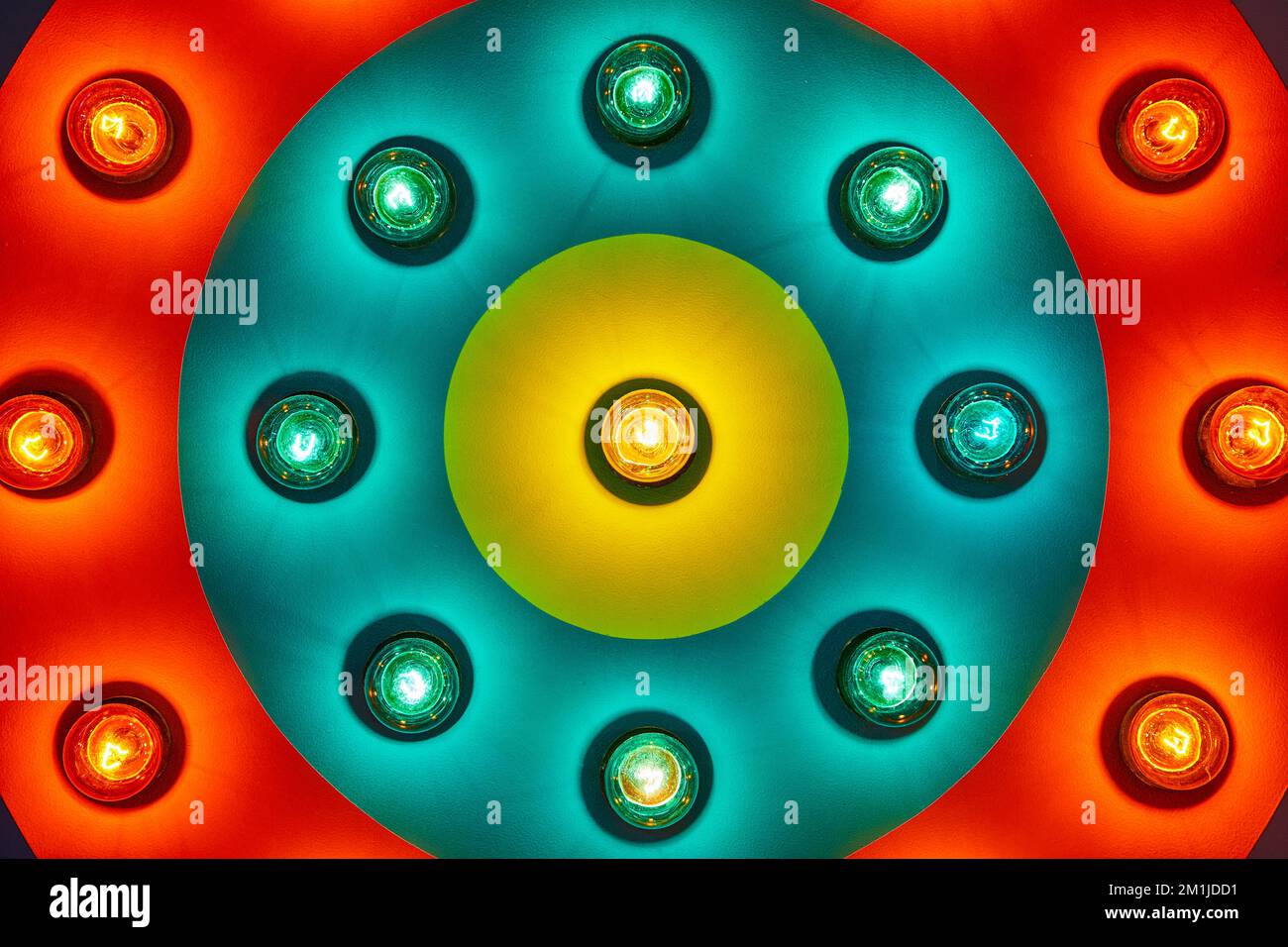 Detail der Glühlampen auf dem runden Teil mit roten, blauen und gelben Ringen Stockfoto