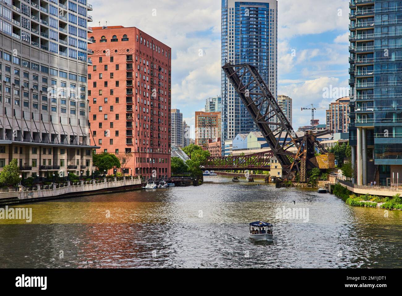 Erhöhte Brücke in den Kanälen Chicagos mit Schiffen und Wolkenkratzern Stockfoto