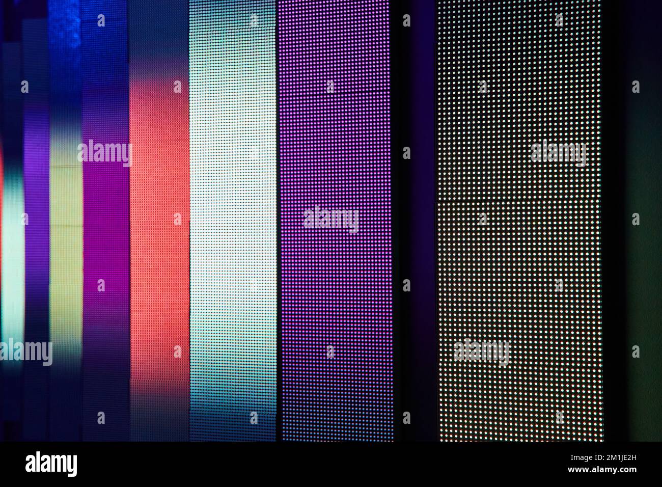 Abstrakte vertikale LED-Schilder mit verschiedenen Farbwellen Stockfoto