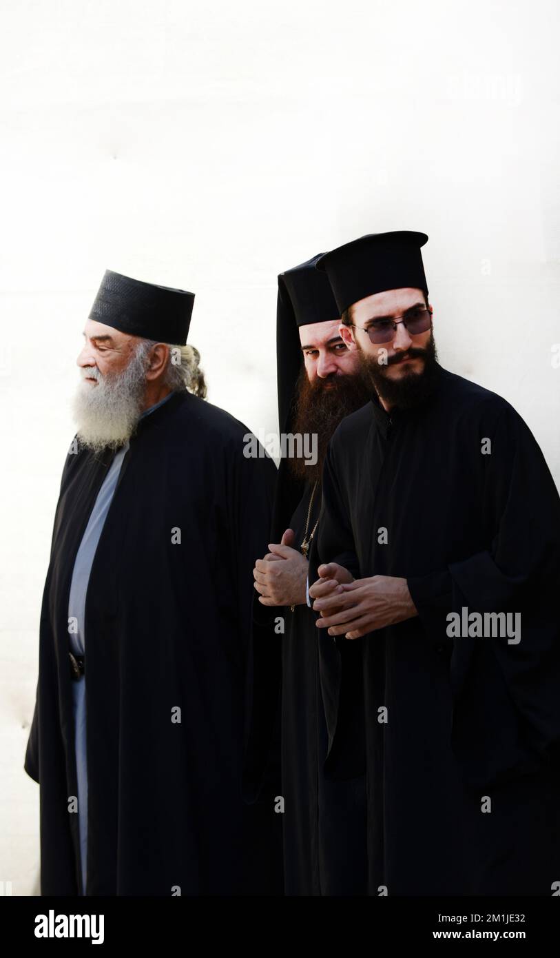 Griechisch-orthodoxe Priester stehen im Innenhof der Grabeskirche im christlichen Viertel der Altstadt von Jerusalem. Stockfoto