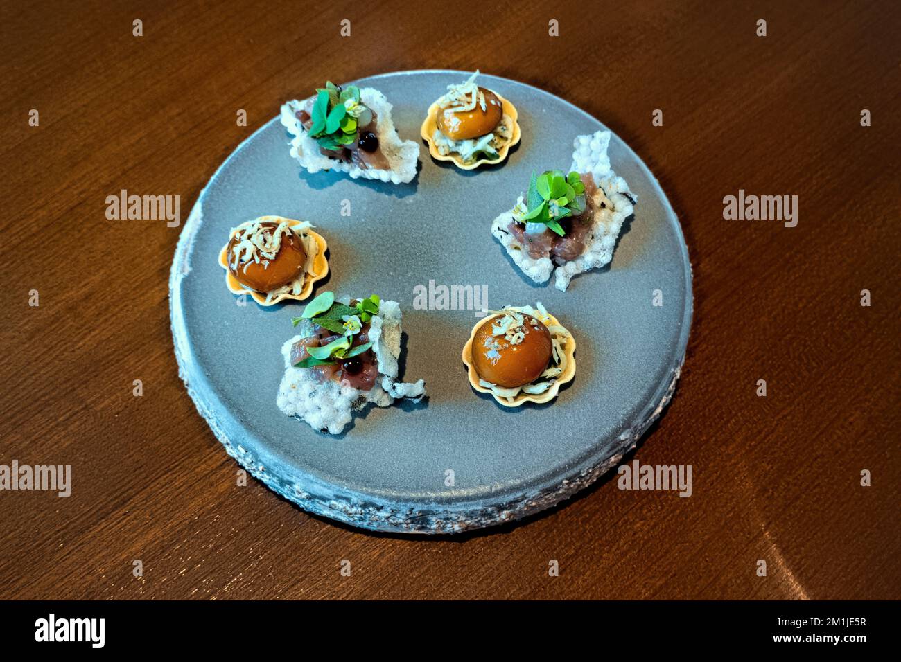 Seafood Tarts, ein Amuse Bouche, serviert im mit einem Michelin-Stern ausgezeichneten Côte von Mauro Colagreco in Bangkok, Thailand Stockfoto