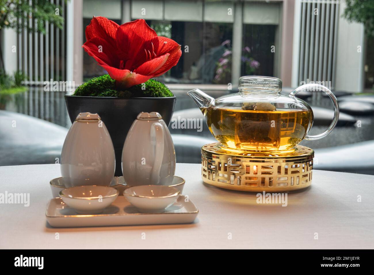 PU'er Tee-Präsentation im mit Michelin-Stern ausgezeichneten Yu Ting Yuan in Bangkok, Thailand Stockfoto