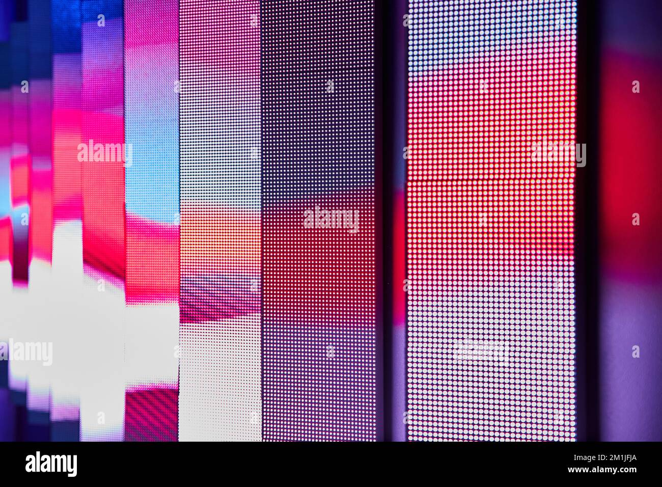Abstrakte Schichten von LED-Wänden mit bunten Wellen Stockfoto