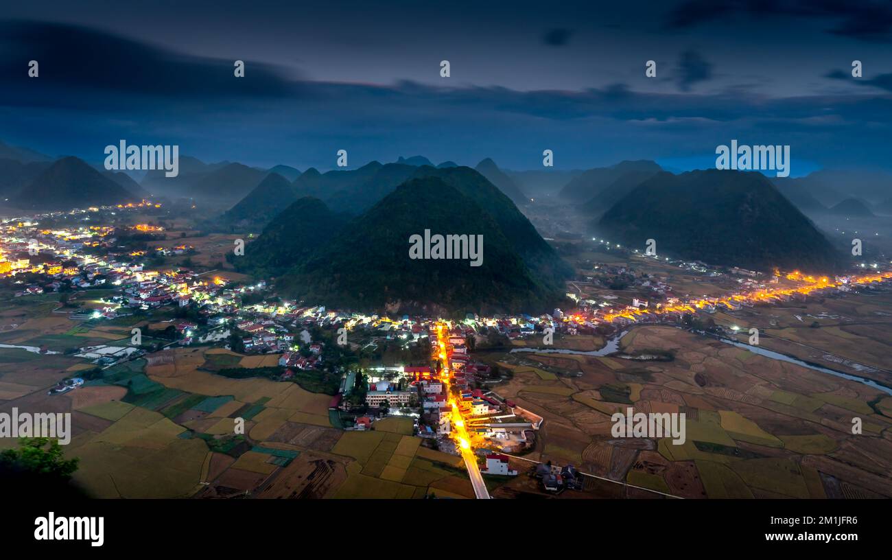 Morgengrauen im Bac Son Valley während der Reissaison. Blick vom Gipfel des Na Lay Berges, Bac Son Bezirk, lang Son Provinz, Vietnam Stockfoto