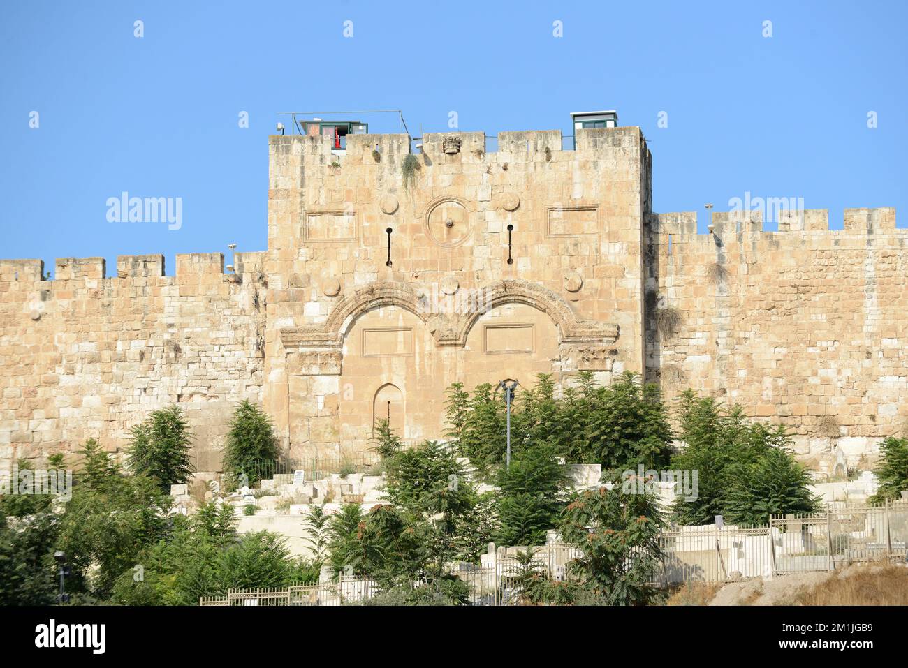 Das berühmte Goldene Tor im östlichen Teil der Stadtmauer der Altstadt von Jerusalem. Stockfoto
