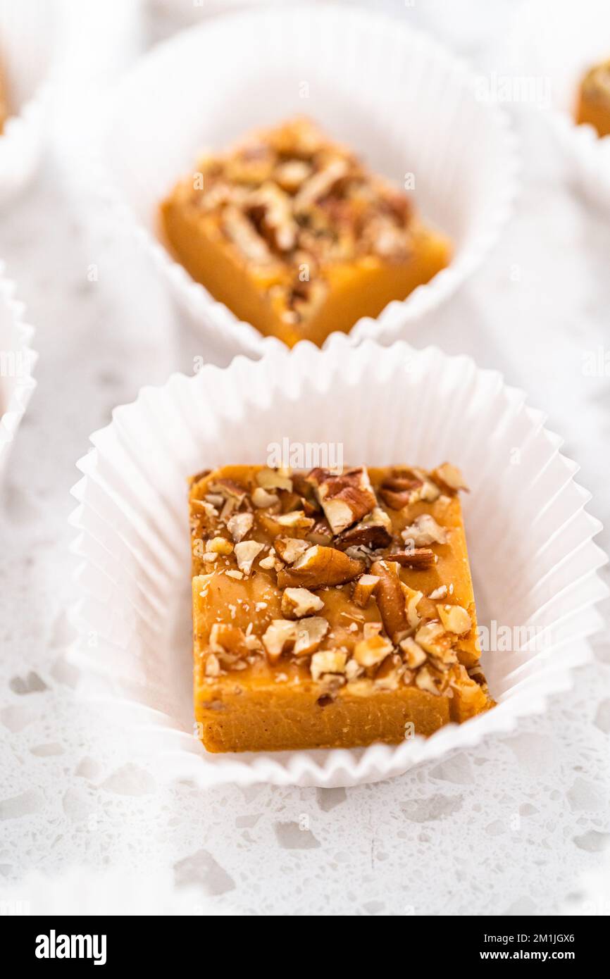 Kürbis-Gewürz-Fudge mit Pekannüssen Stockfoto