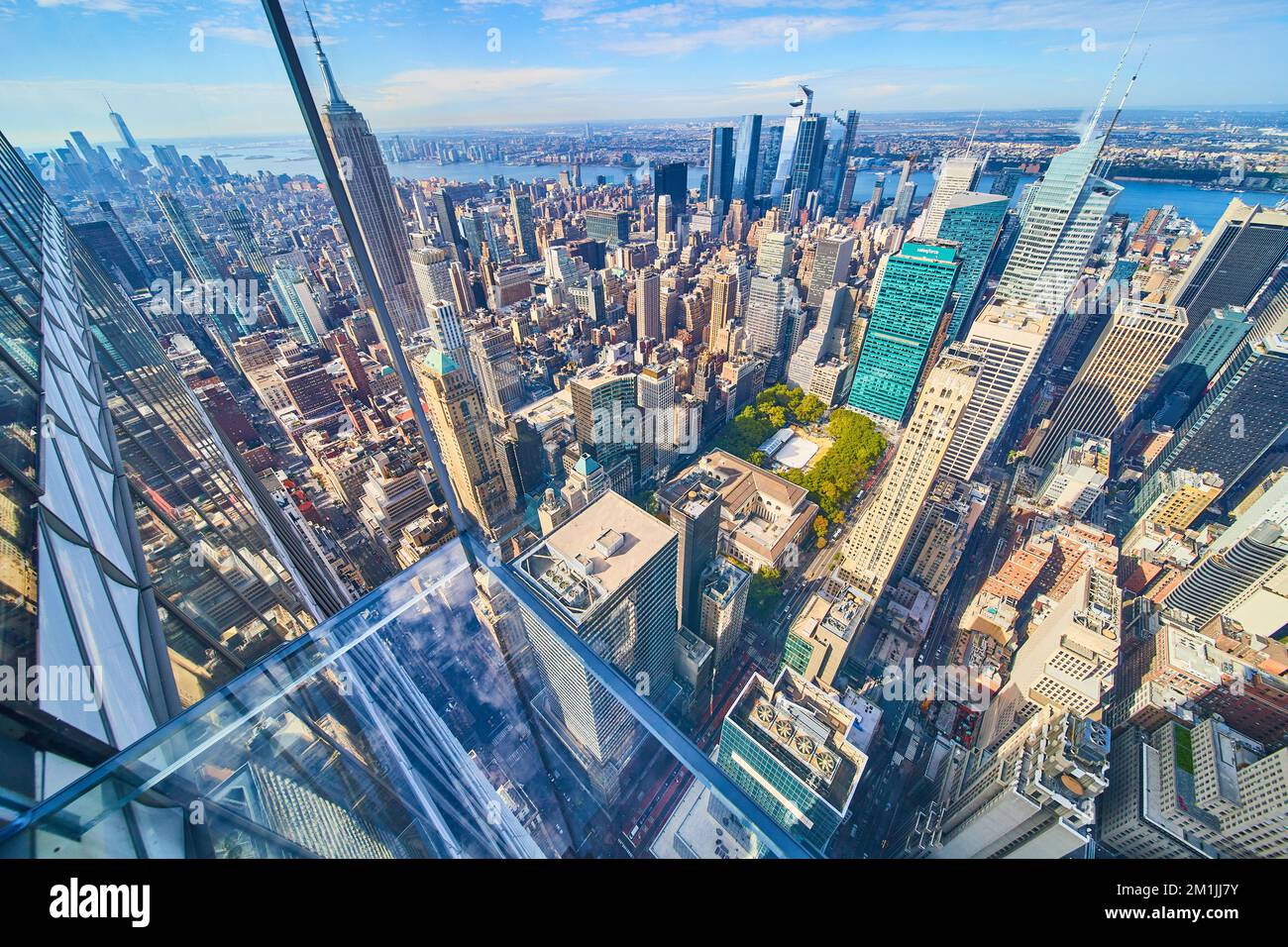 Glasboden mit Blick auf New York City hoch oben mit Gebäudewand Stockfoto