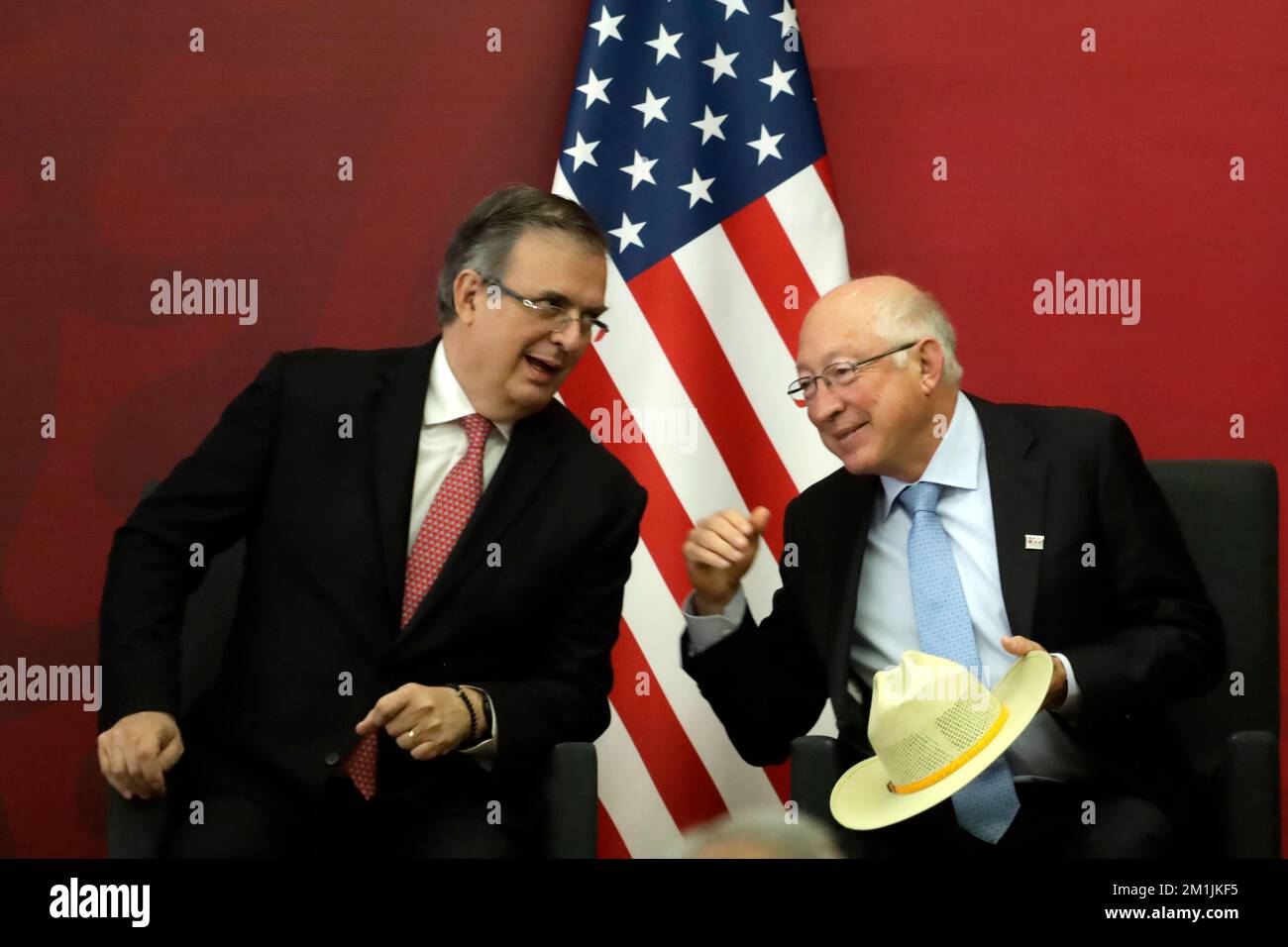 Nicht exklusiv: 12. Dezember 2022, Mexiko-Stadt, Mexiko: Mexikanischer Außenminister Marcelo Ebrard Casaubon und US-Botschafter in Mexiko Ken Salazar im Stockfoto