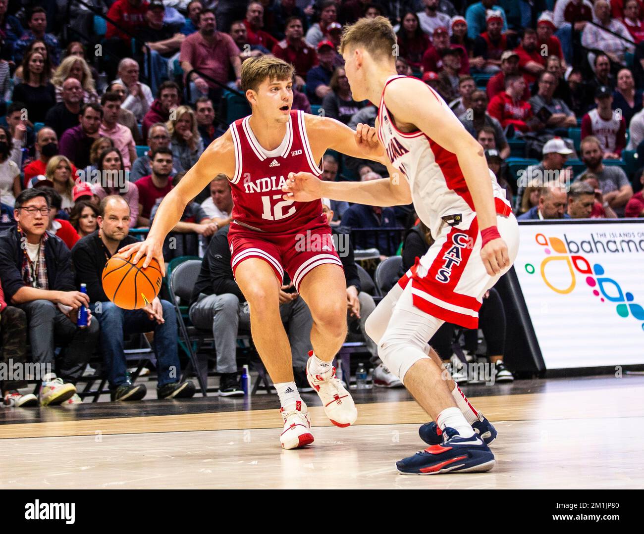 Dezember 10 2022 Las Vegas, NV, USA Indiana Forward Miller Kopp (12) versucht, den Ball beim NCAA the Clash Männer Basketballspiel zwischen Arizona Wildcats und den Indiana Hoosiers zu übergeben. Arizona schlägt Indiana 89-75 in der MGM Grand Garden Arena Las Vegas, NV. Thurman James/CSM Stockfoto