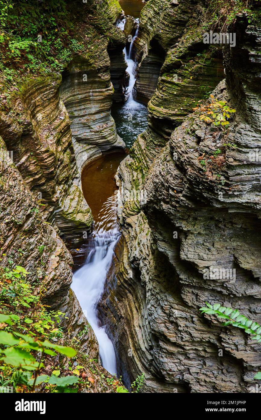 Wasserfälle, die durch die enge Felsschlucht im Bundesstaat New York fließen Stockfoto