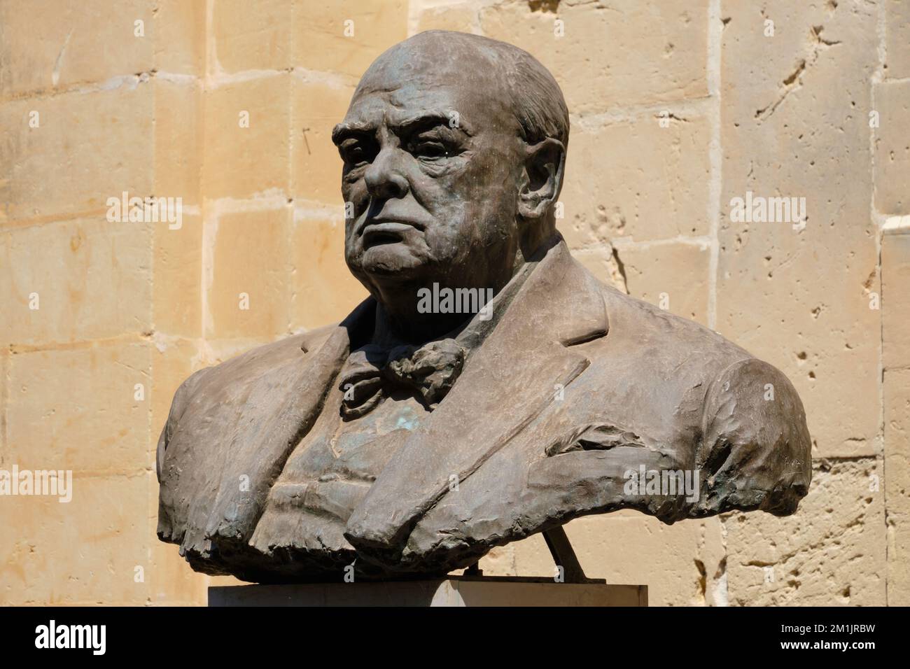 Die überlebensgroße Bronzebüste von Sir Winston Churchill in den oberen Barrakka-Gärten - Valletta, Malta Stockfoto