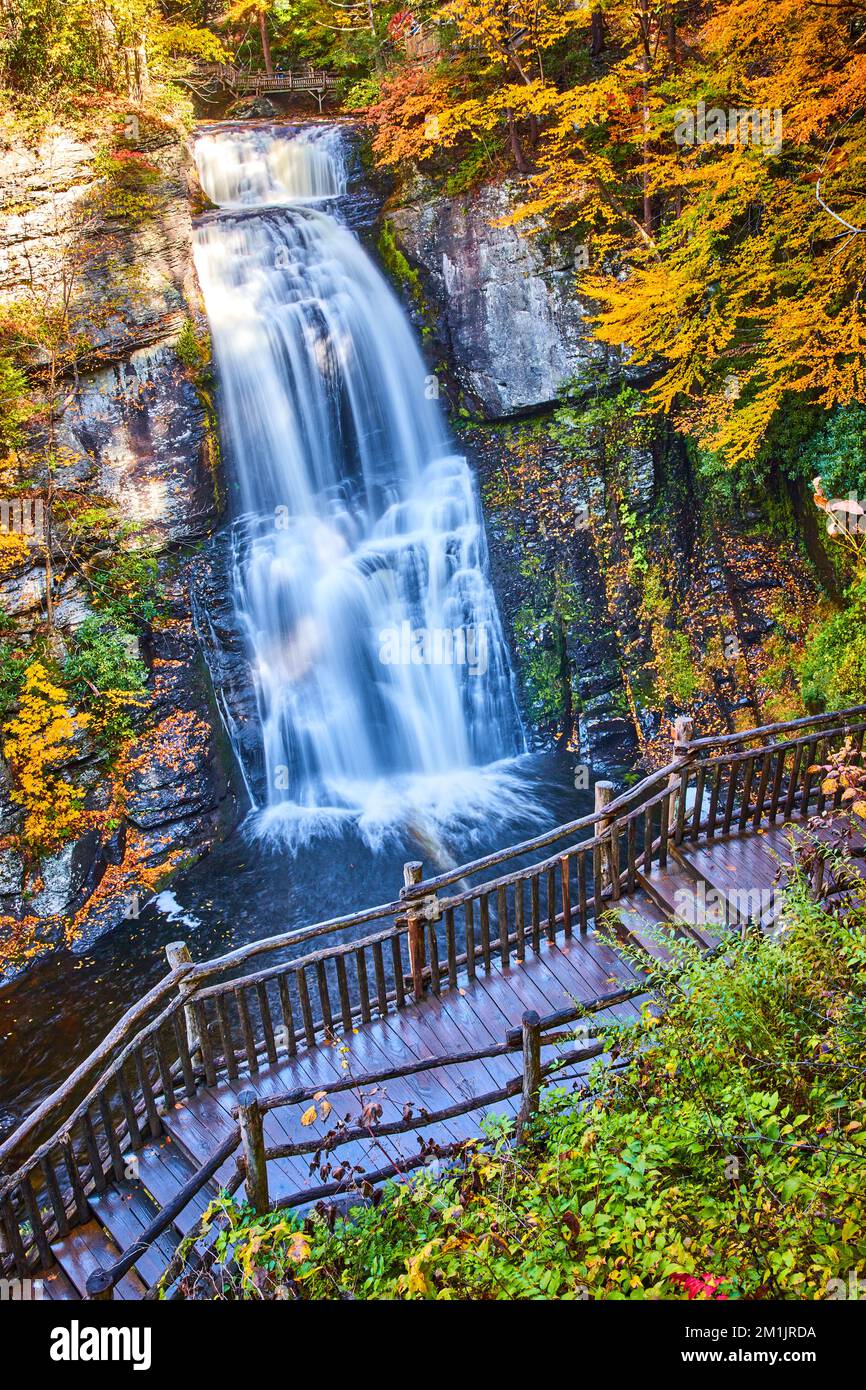 Auf der Promenade sehen Sie die Klippen des atemberaubenden Wasserfalls, umgeben von Herbstblättern und Laub Stockfoto