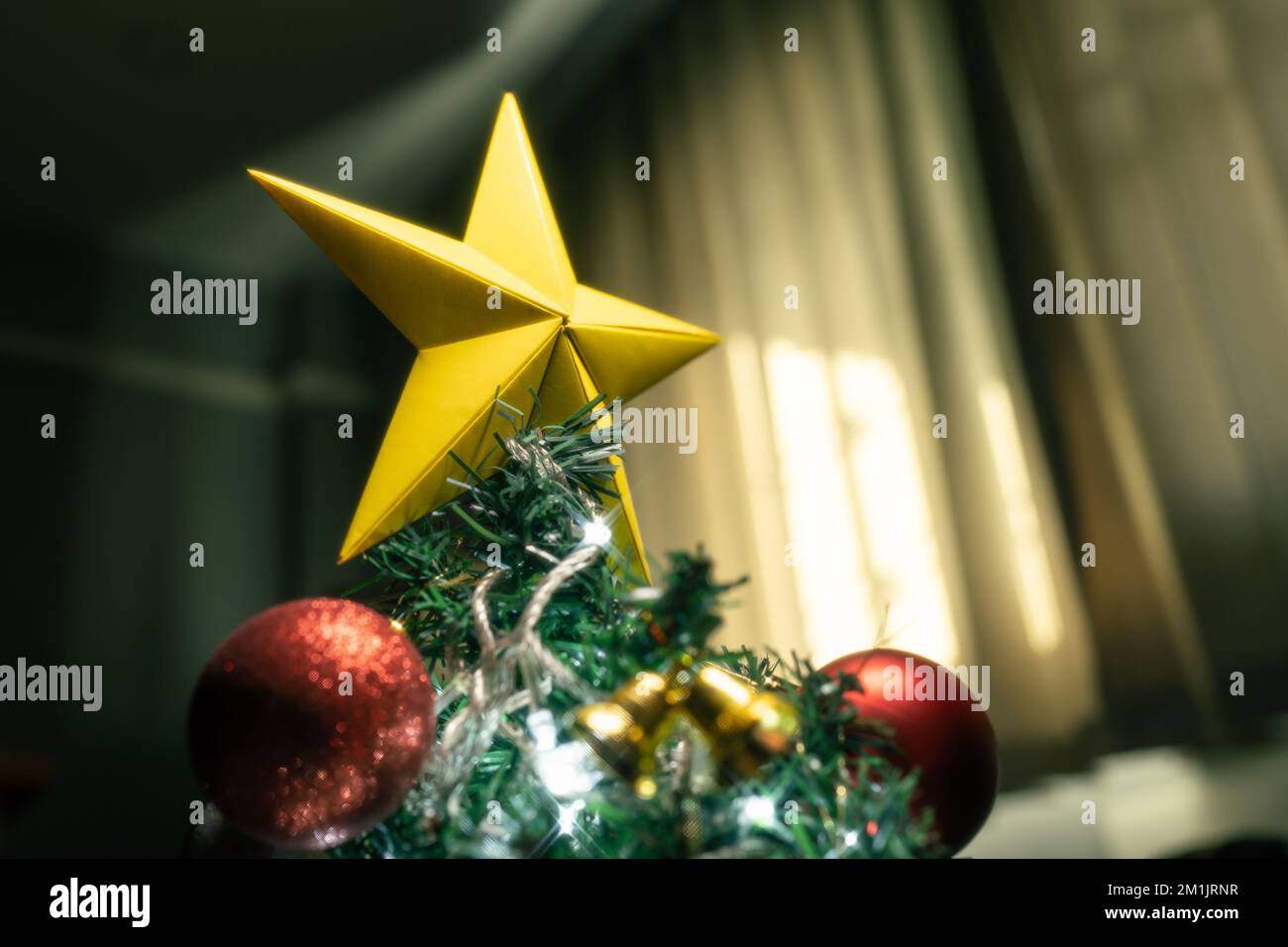 Weihnachtsbaum mit Sternauflage Stockfoto
