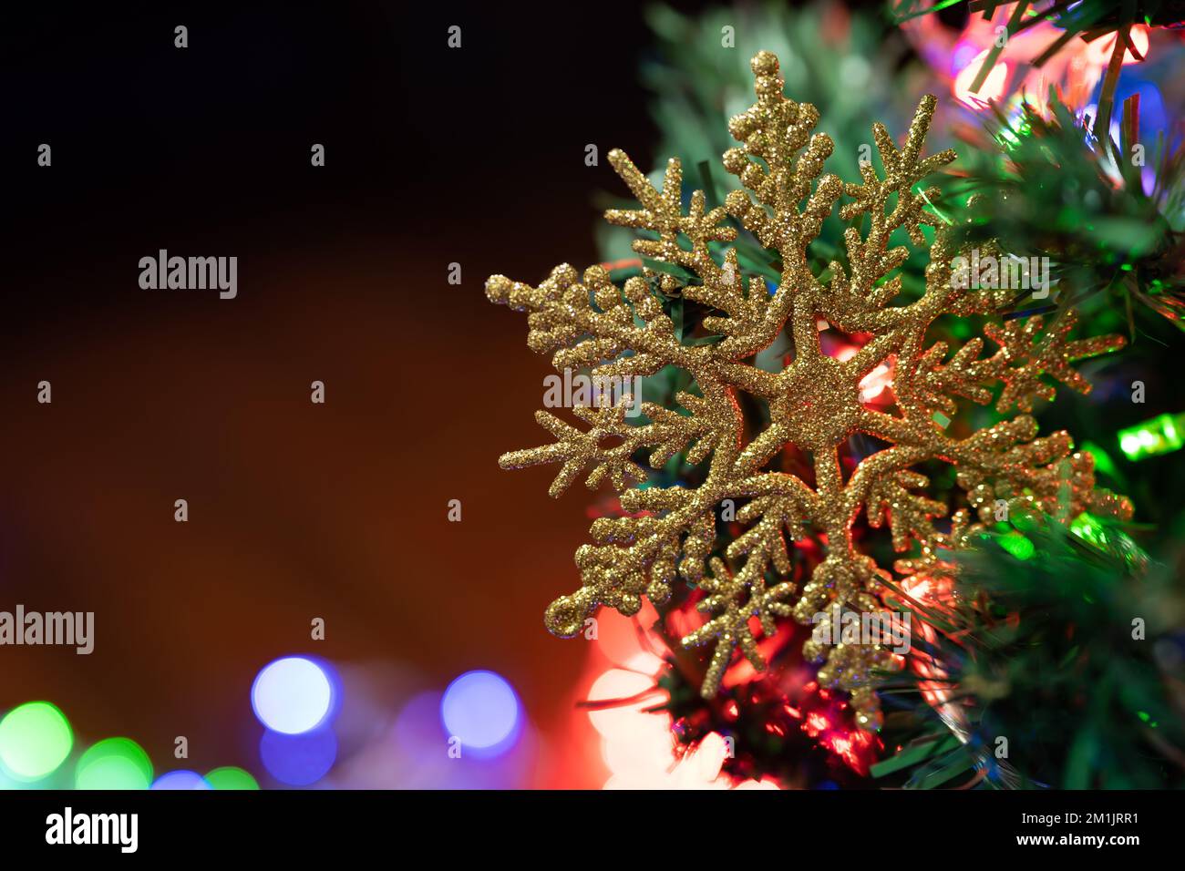Glitzernde Schneeflocke auf Weihnachtsbaum Stockfoto