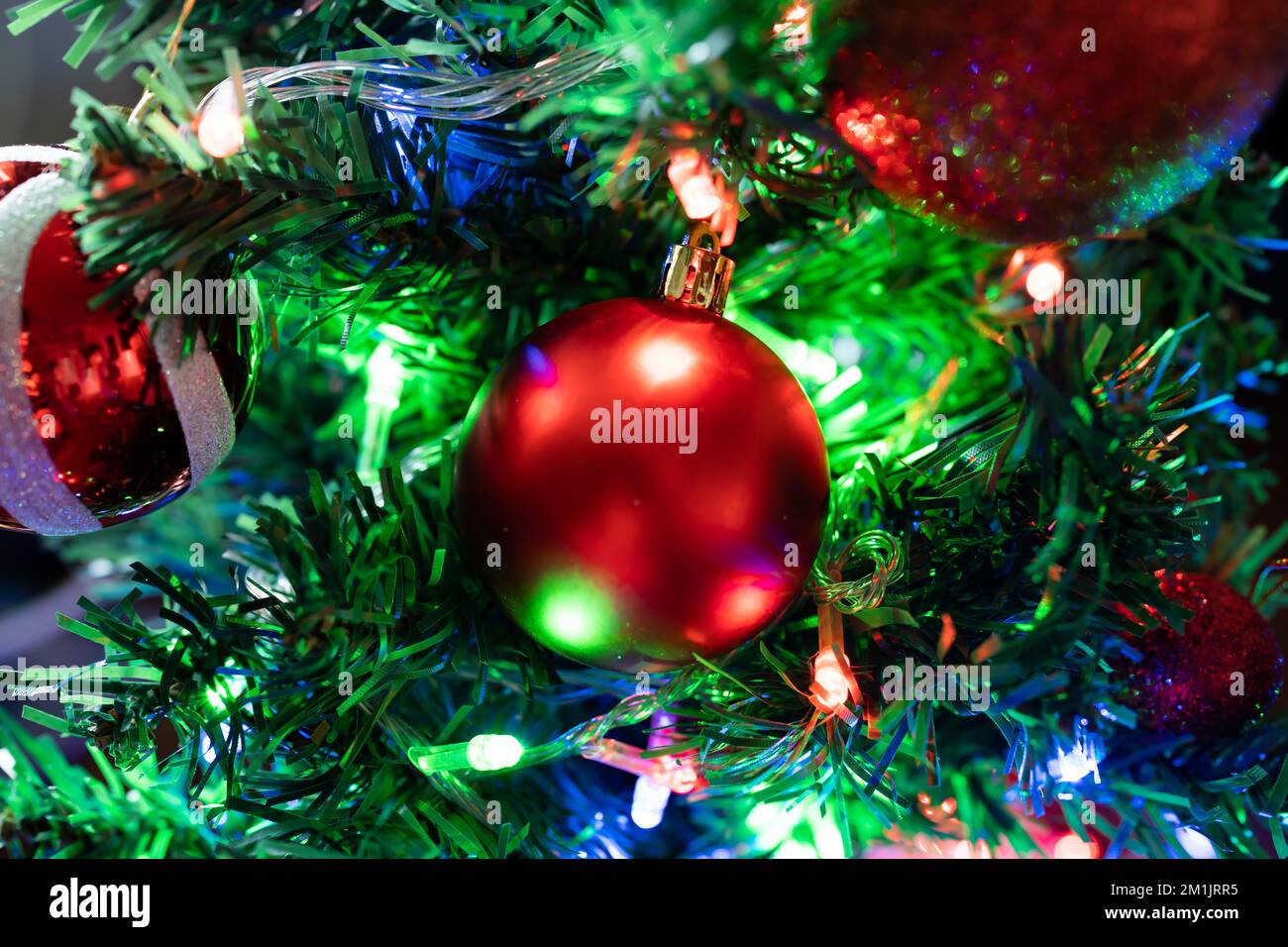 Eine rote Kugel auf dem Weihnachtsbaum Stockfoto