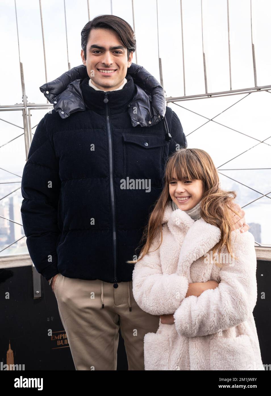 Matteo Bocelli und Virginia Bocelli besuchen das Empire State Building am 12. Dezember 2022 in New York City Stockfoto