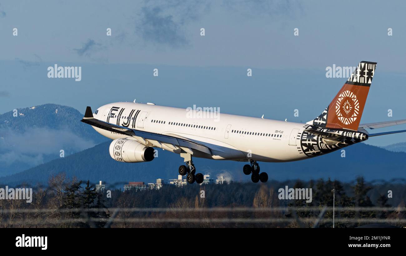 Richmond, British Columbia, Kanada. 12.. Dezember 2022. Ein Fiji Airways Airbus A330-200 Jetliner (DQ-FJU) landet am Vancouver International Airport. (Kreditbild: © Bayne Stanley/ZUMA Press Wire) Stockfoto