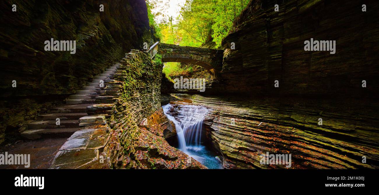 Im New Yorker Park mit Steintreppen über die Steinbrücke gibt es zahlreiche Wasserfälle zu entdecken Stockfoto