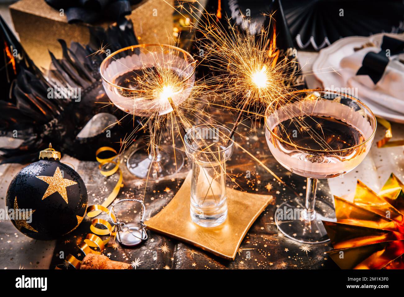 Frohes neues Jahr - zwei Gläser Champagner mit Glitzer auf einem dekorierten festlichen Tisch Stockfoto