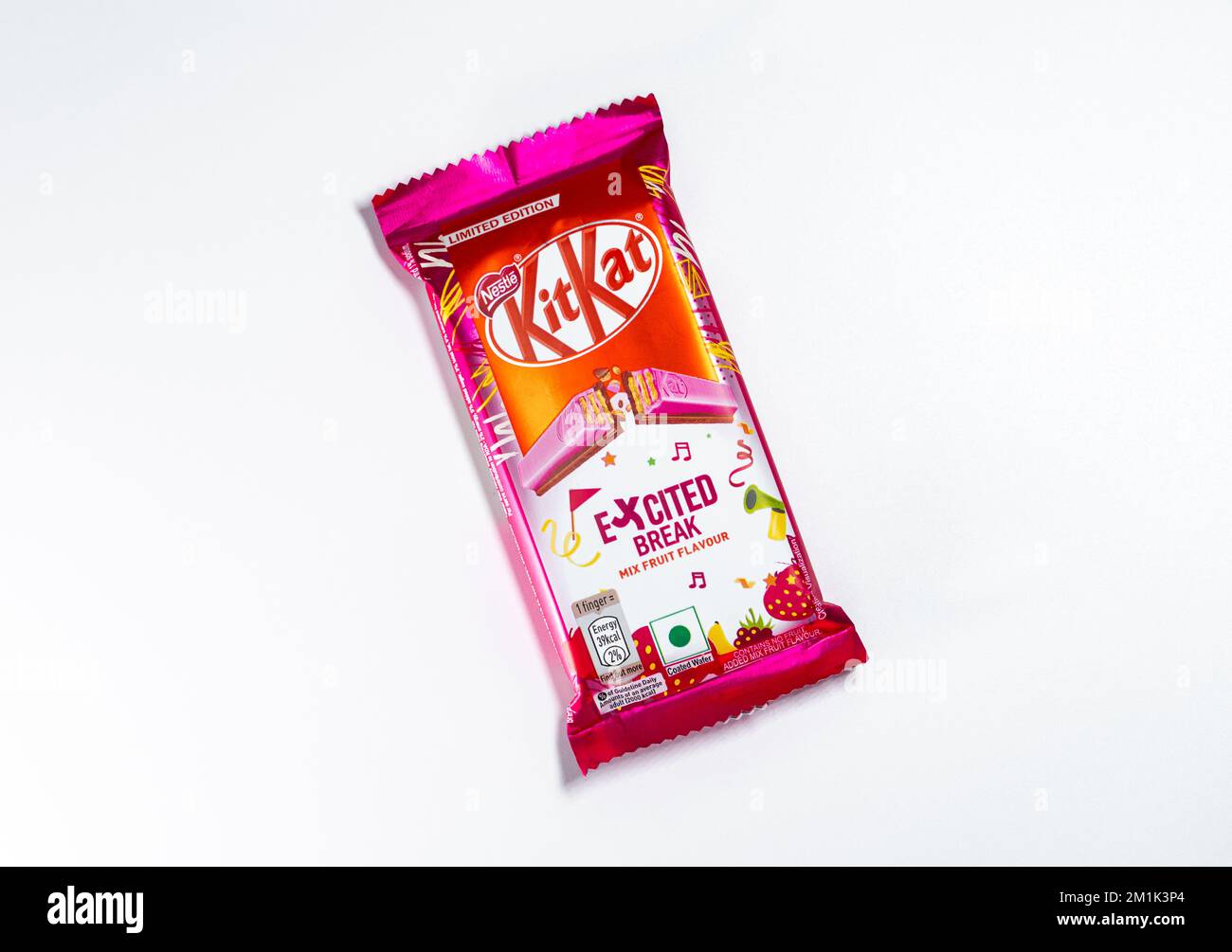 Nestle Kit-Kat Fruchtgeschmack auf weißem Hintergrund mischen. Stockfoto