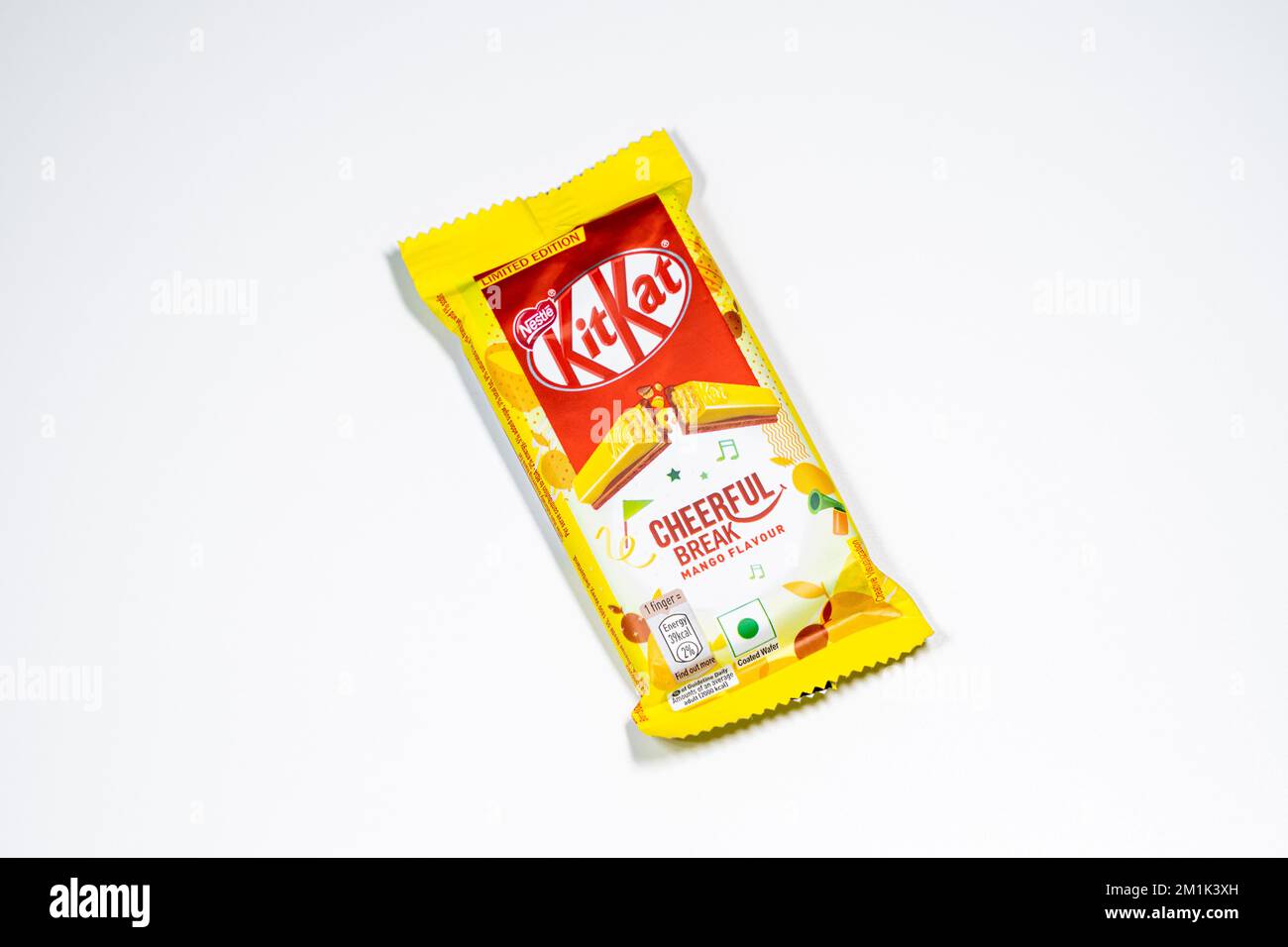 Nestle Kit-Kat Mango-Aroma auf weißem Hintergrund. Stockfoto