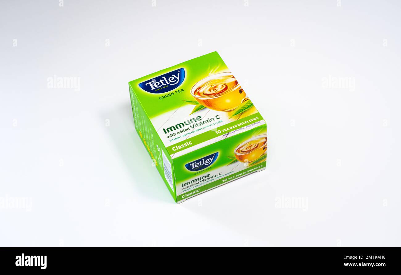 Eine Schachtel Tetley Green Tea auf weißem Hintergrund. Stockfoto