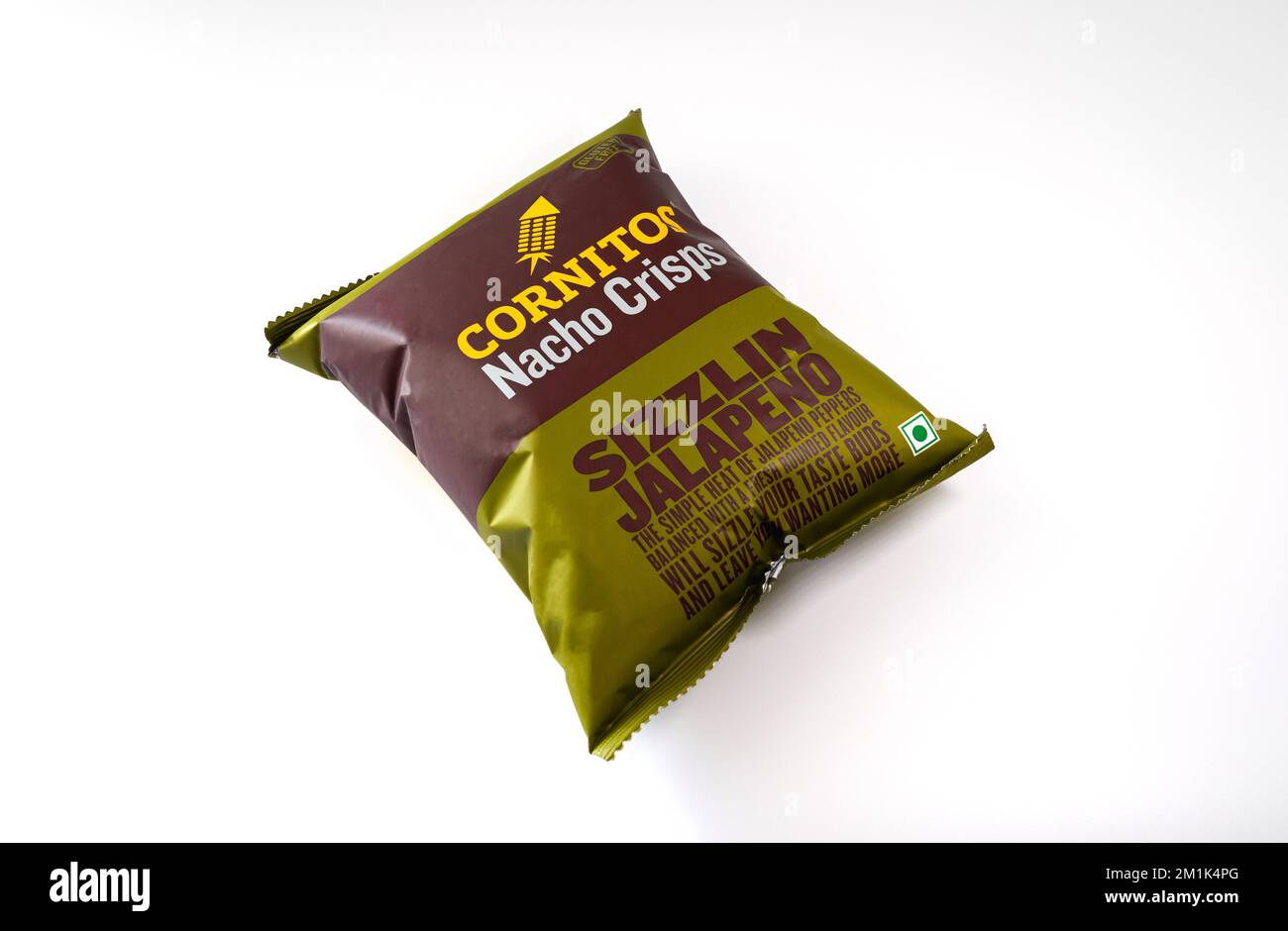 Cornitos Nacho Crisps Sizzlin Jalapeno auf weißem Hintergrund. Stockfoto