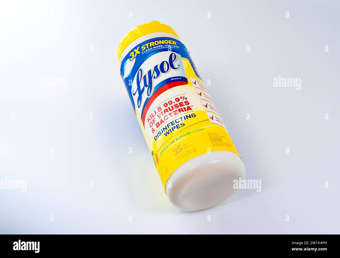 Eine Schachtel Lysol Zitrone und Limettenblüten Desinfektionstücher auf weißem Hintergrund. Stockfoto